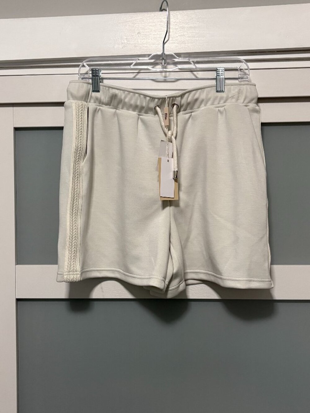 Elie Tahari  Putty Super Soft Pull On Shorts sz Large L NEW